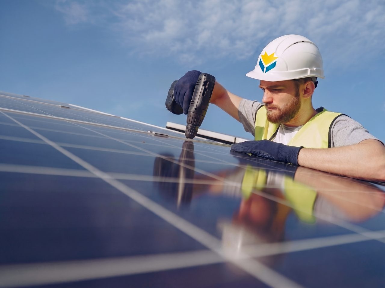 Echipa Solarsis montând un sistem fotovoltaic