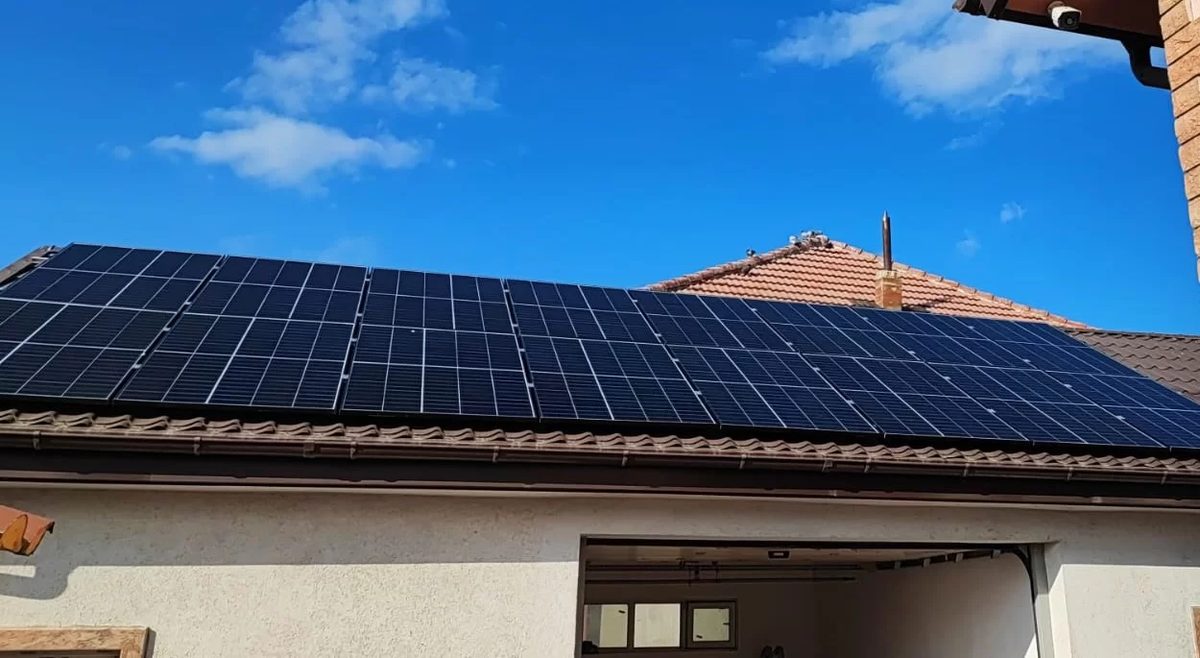 Sistem fotovoltaic montat pe acoperișul de țiglă al unei case