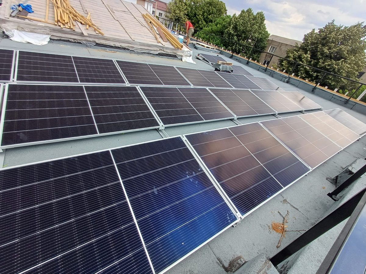 Sistem fotovoltaic pe acoperișul plat al unei hale, pe structură de aluminiu