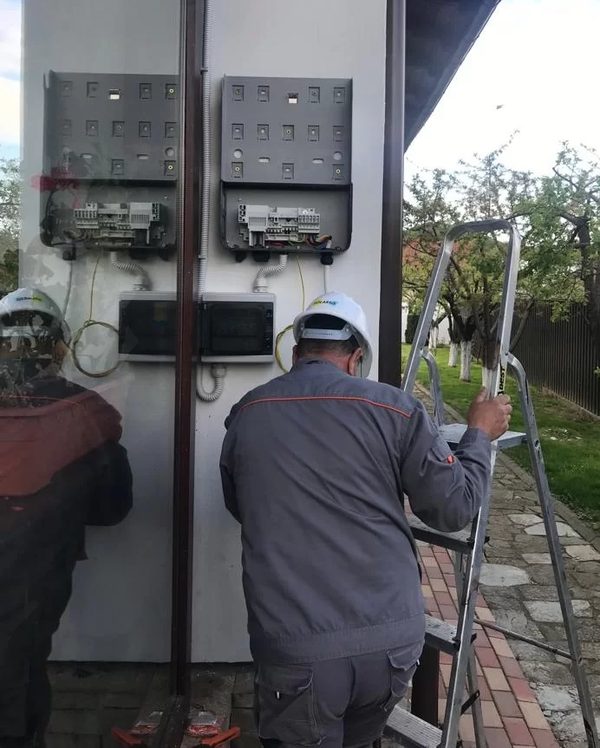 Tehnician Solarsis la tabloul de branșament, în timpul racordării