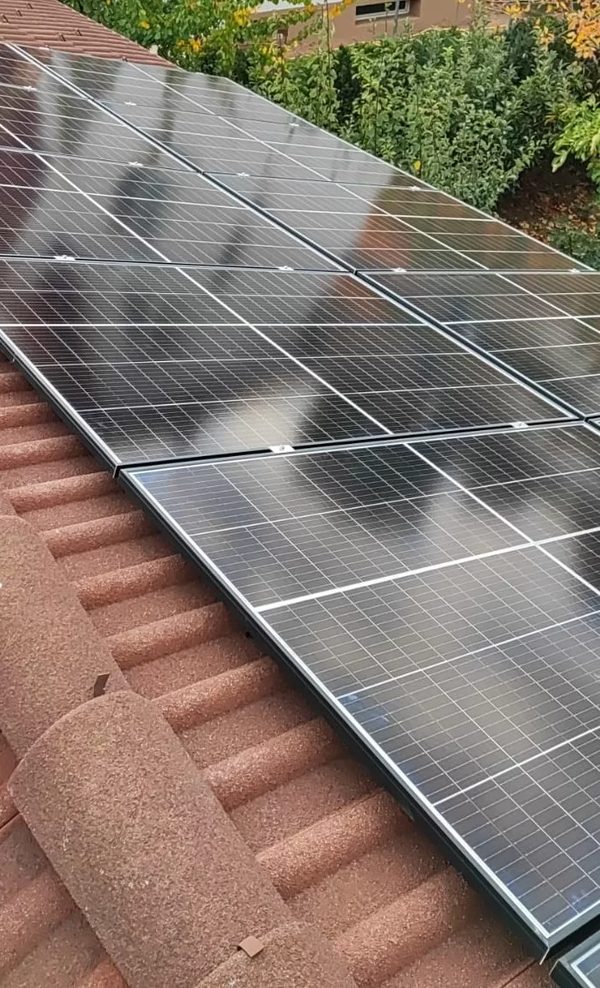 Panouri fotovoltaice pe acoperiș de țiglă, văzute de aproape