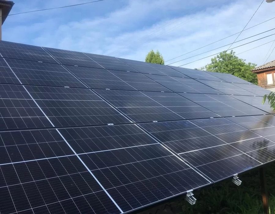 Rânduri de panouri fotovoltaice montate pe acoperiș