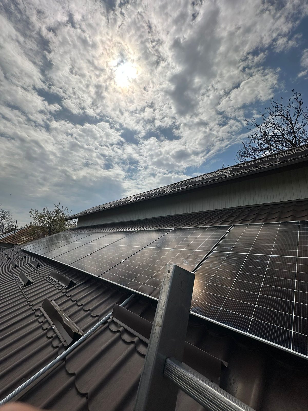 Sistem fotovoltaic montat pe acoperișul unei case