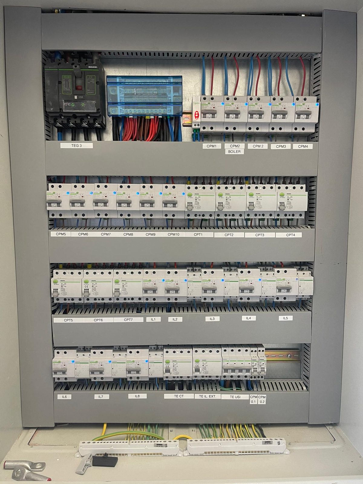 Tablou electric echipat de Solarsis, cu siguranțe și cablaj